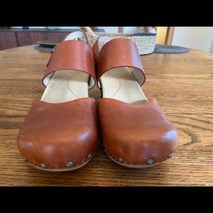 Dansko clogs, malin style with cut out heel. Burgundy color. Size 40 (EU)